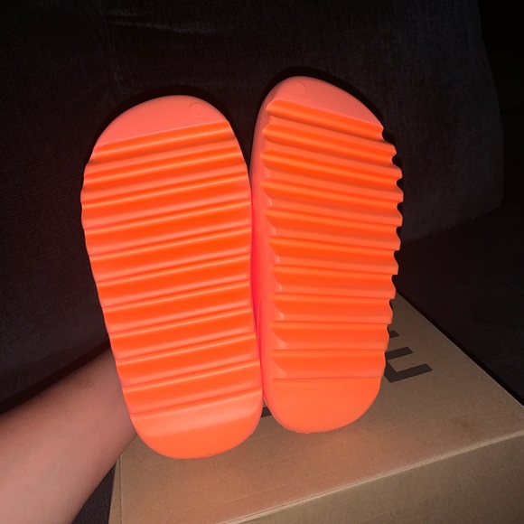 Adidas Yeezy Slides - Picture 5 of 7